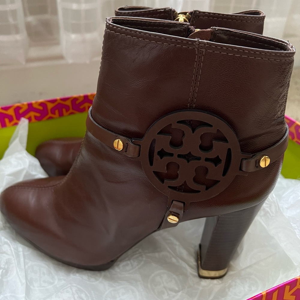 Tori Burch tan 5 inches ankle leather boots.